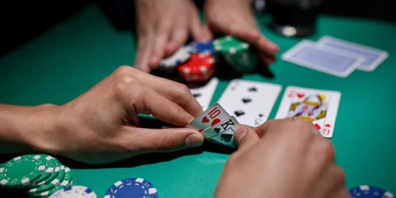 Thuật ngữ cù lũ trong xì tố được xem như là 1 hand bài có giá trị cao nhất